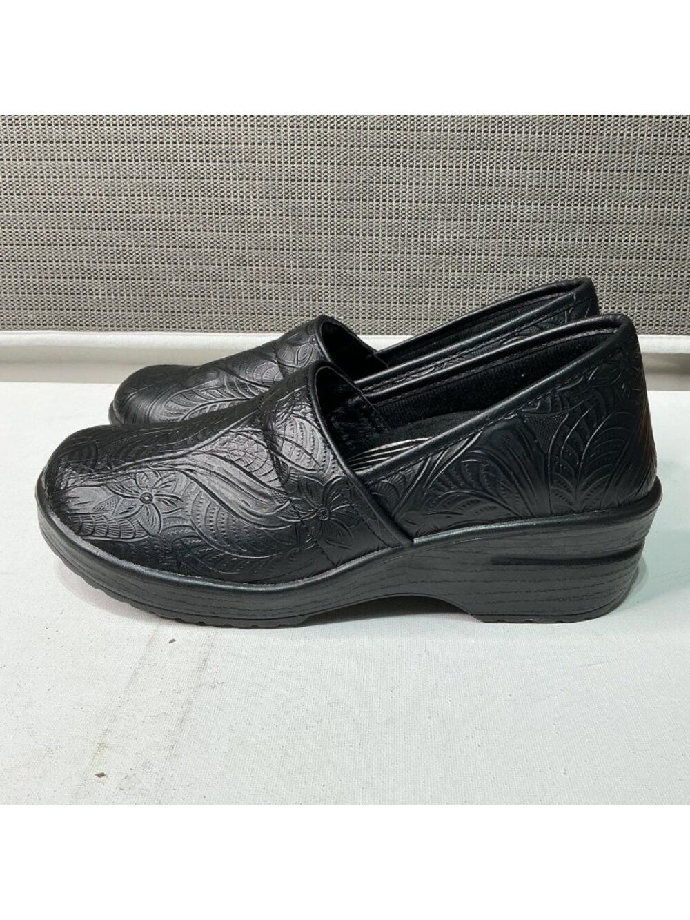 Slip-Resistant Women's Clogs By Easy Works Black Floral Embossed Size 7.5M